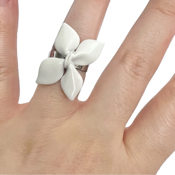 AUTH VTG Christian Dior Girly White Enamel Flower Cocktail Statement Ring - Picture 2 of 14